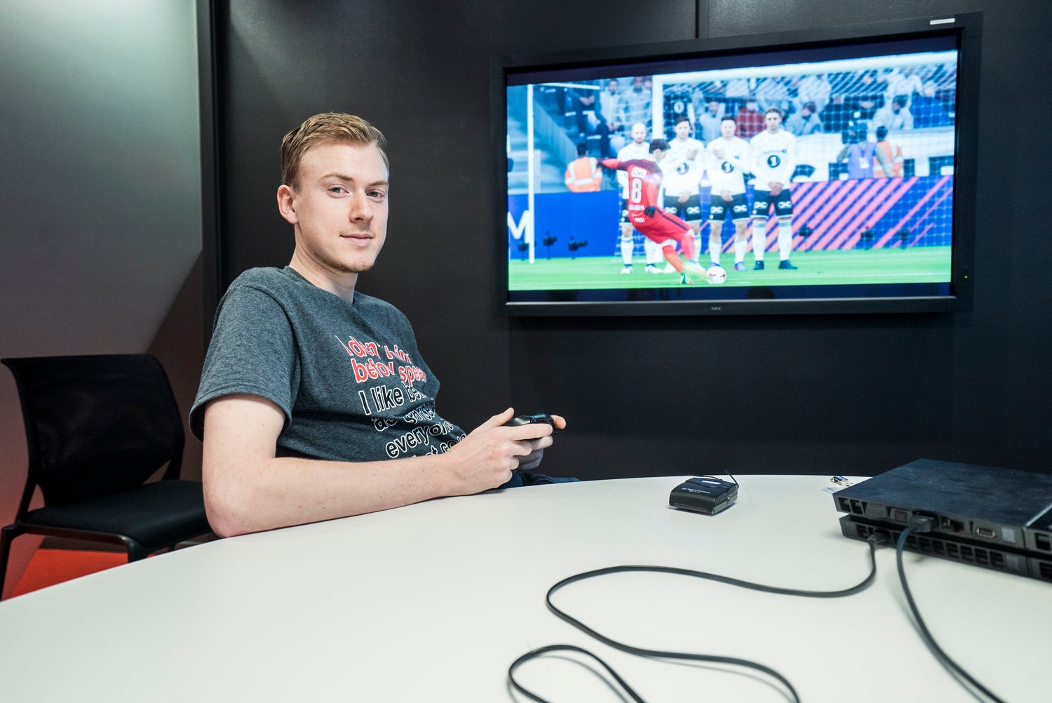 Mads Hagerup, tidigare kapten för det norska FIFA-landslaget, har full kontroll på planen.